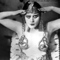 kinoschlange - 1917: Promotional portrait of American actor Theda Bara (1885 - 1955) wearing an Egyptian headdress and breast plates with a snake design for director J Gordon Edwards' film, 'Cleopatra'.