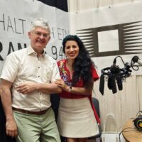 Patricia Trujano Granados mit Ronald Geppl nach der Sendung im Studio