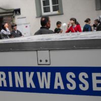 Kinderfest am 8. Mai 2010 in Wien Meidling im Gemeindebau-Ahornhof - Ein Trinkwasser-Tank für die durstige Kehlen wurde vom Magistrat  zur Verfügung gestellt