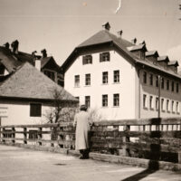 02 Theoriegebäude SW nach 1941 Waldbachbrücke