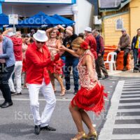 dancers-dancing-on-the-street-among-crowd-of-people-pict_003