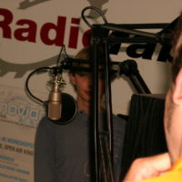 Der Tod - Dominik Heiderer - unmasked - auch von hinter technischen Aufbauten (oder sinds metareligiöse Symbole?) hervor agierend...