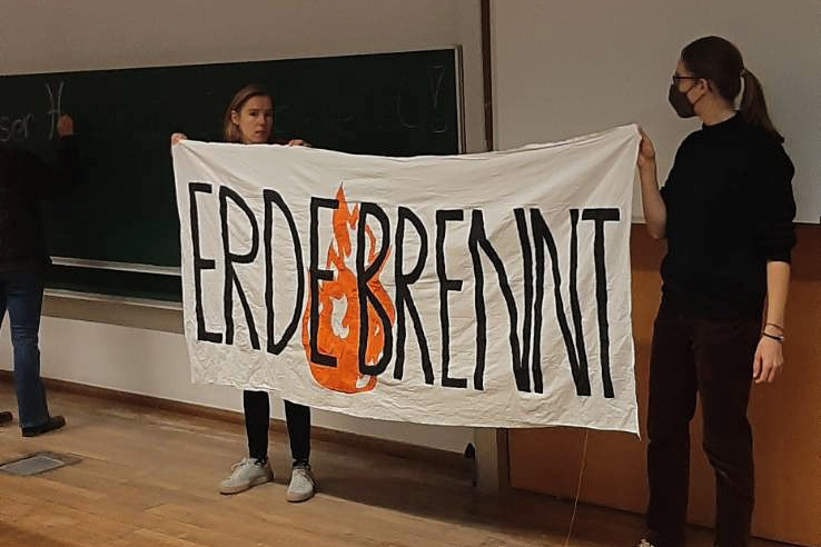 Erde Brennt besetzt Hörsaal an der Karl-Franzens-Universität Graz