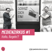 Medienzirkus 01 - Rosa und Wolfgang zeigen auf ein Schild