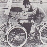 Armed Bike - Radfahrer beginnen sich zu wehren!
G.H. Waite von der Humber Company in Nottingham erfindet 1888 das erste MG-bewaffnete Fahrrad. Ab 1898 produziert die französische Firma DeDion ein motorisiertes Vierrad, Vorläufer zahlreicher Renault-Modelle. 
Ein Jahr darauf baut der Erfinder Frederick Simms daraus ein Fahrzeug mit einem luftgekühlten Maxim MG, Munitionsboxen und kleinem Schutzschild auf dem Stahlrahmen vor der Lenkstange.