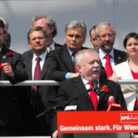 1. Mai 2010 - Festreden am Rathausplatz - Wiens Bürgermeister Dr. Michael Haupl bei seiner Festrede