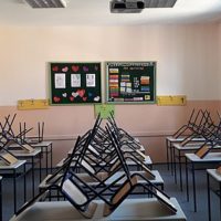Empty_classroom_2020