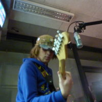 Fabian Live - Was leider nicht allzu laut zu hören war, ist hier immerhin LAUTHALS zu sehen: die gitarristische Leidenschaft! Fabian Live - Was leider nicht allzu laut zu hören war, ist hier immerhin LAUTHALS zu sehen: die gitarristische Leidenschaft!