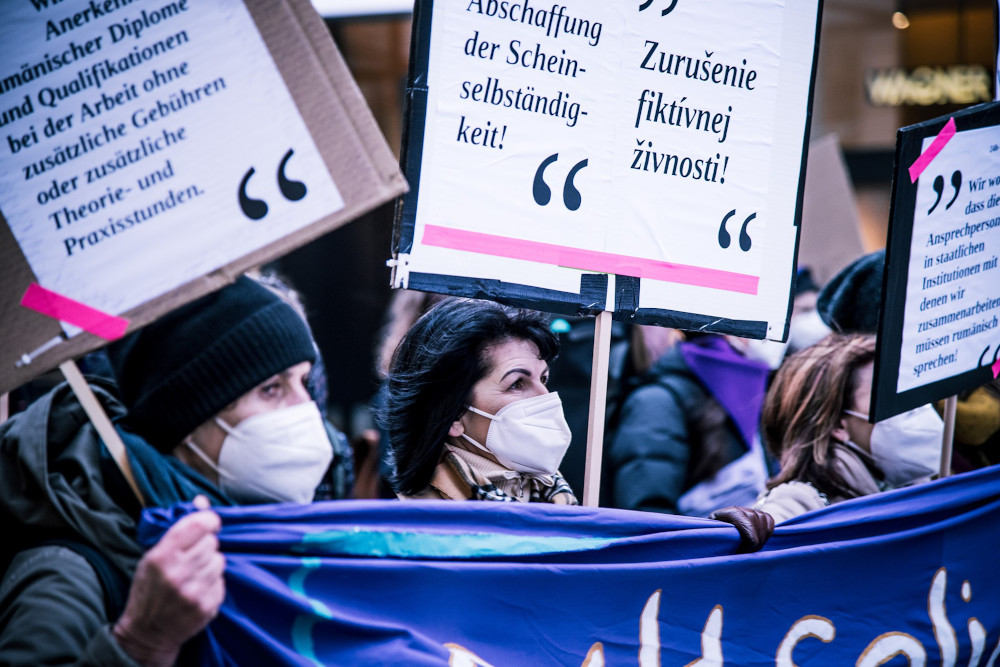 Protest von 24h-Betreuerinnen auf der Straße mit Schildern