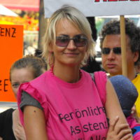 Foto: Demo am 9. Juni 2010 – vor dem Soz. Ministerium für Persönliche Assistenz - Helene Jarmer (NRAbg d. Grünen, Behindertensprecherin)